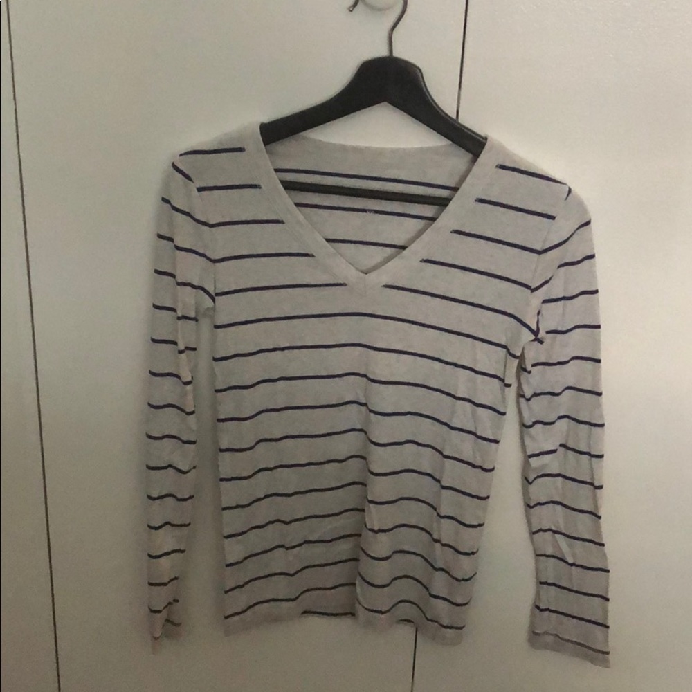 Gap V neck long sleeve stripe pre-owned.